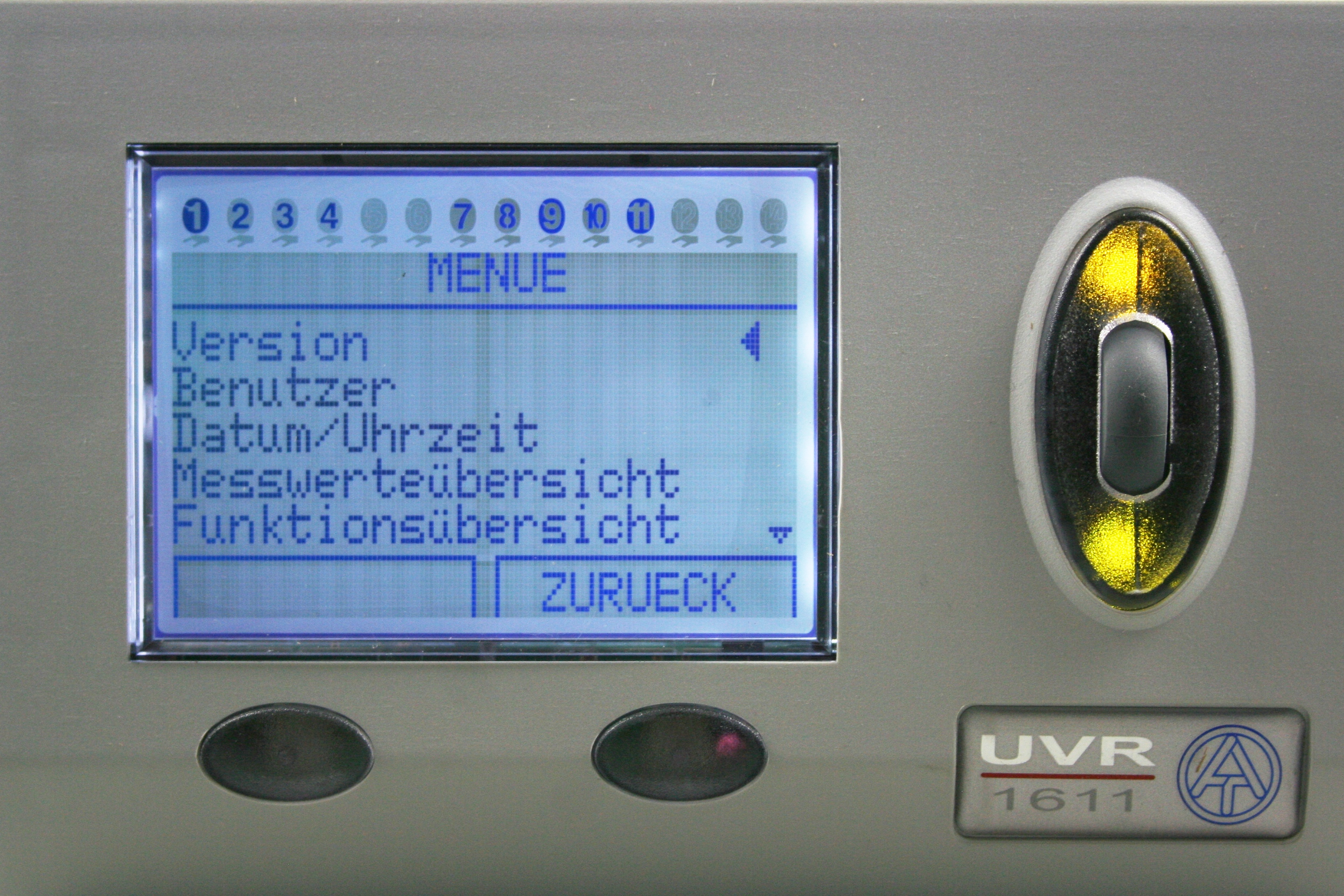 UVR 1611 lässt sich intuitiv bedinen. Alle Funktionen, Fühler und Zusatzfunktionen werden hierüber gesteuert und ausgewertet.